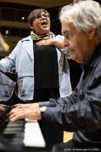 La cantante Chabela Rodríguez y el pianista Víctor Meléndez actuando juntos